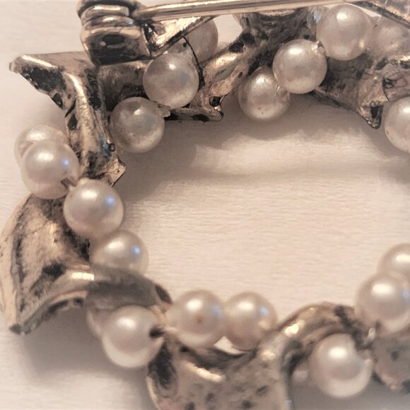 Vintage Wreath Brooch w/ Intertwined faux pearls and Iridescent stones-Very Good - Picture 3 of 7